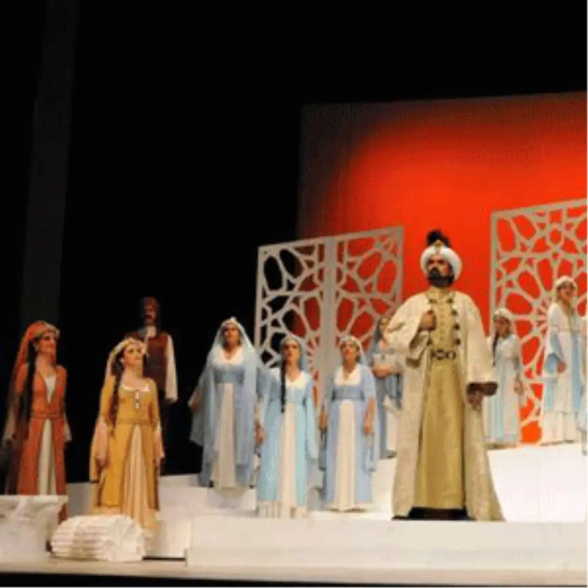 Saraydan Kız Kaçırma Aspendos Sahnesinde