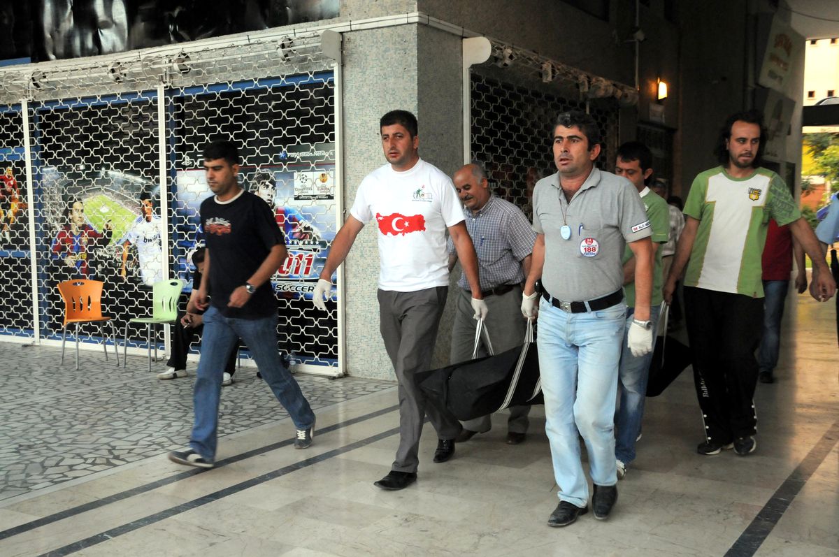 Galerici Başına Ateş Ederek İntihar Etti