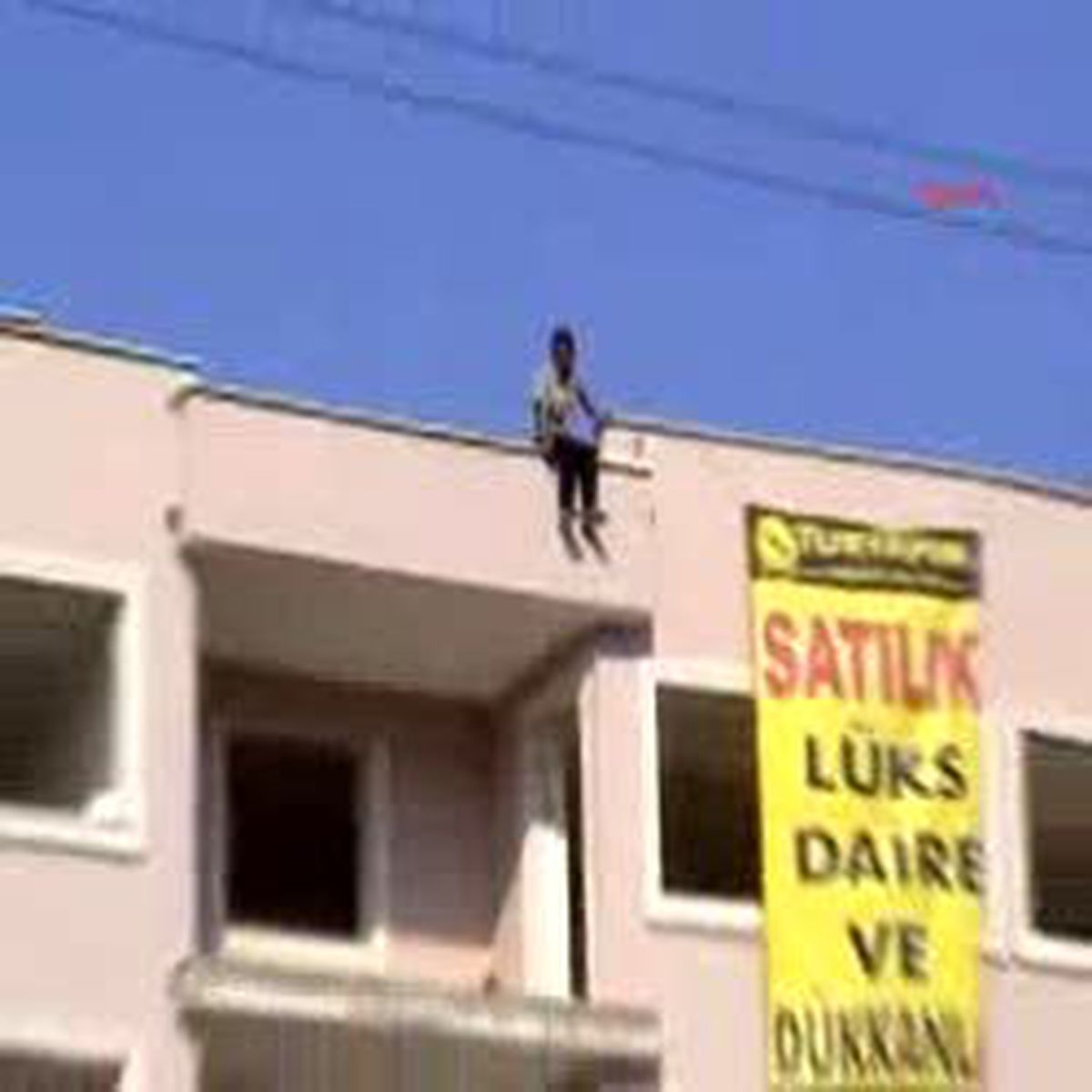 Nişanlısı Terk Edince Çatıya Çıktı