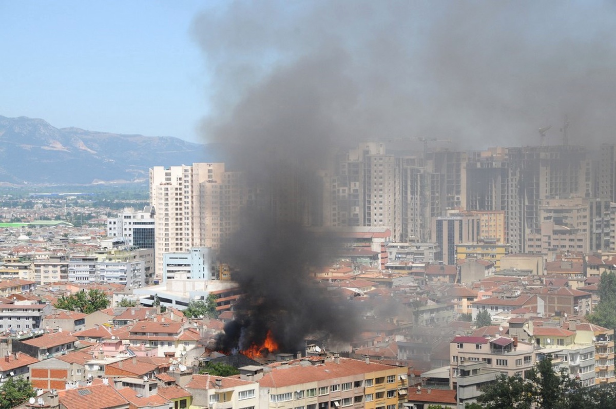 Tadilattaki Apartman Çatısında Korkutan Yangın