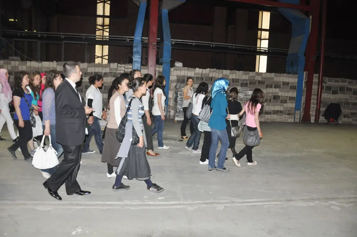 Başarılı Kız Öğrenciler Ödüllendirildi