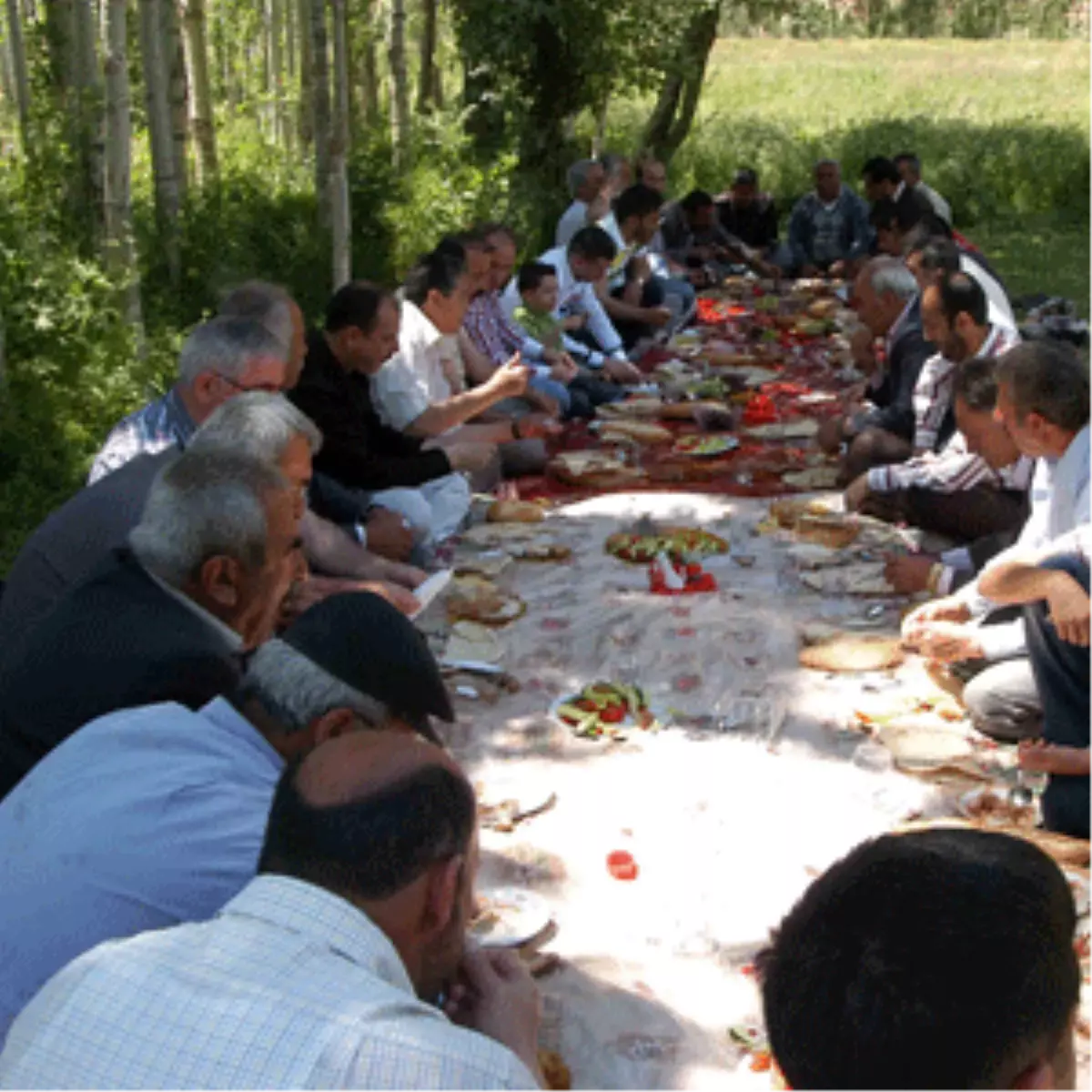 Başkale Kaymakamı Köylülerle Piknik Yapıp, Futbol Oynadı