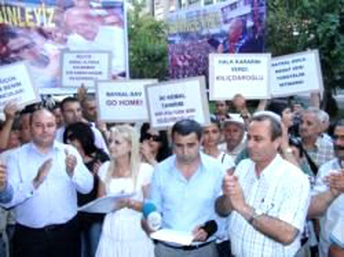 CHP İzmir'de Pankartlı Tepki