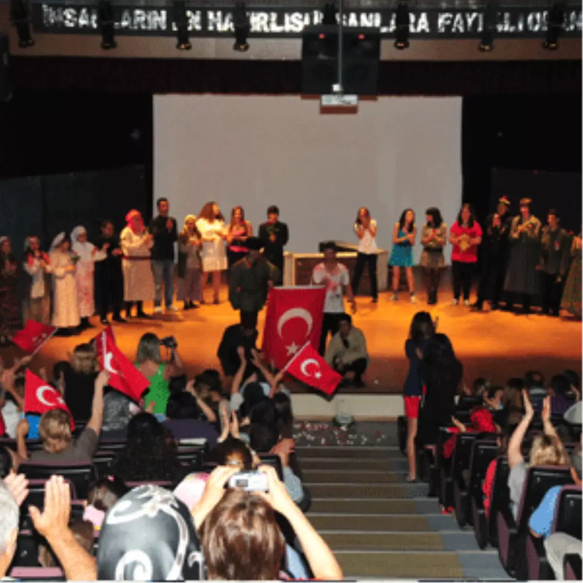 Ruhu Çanakkale\'den Aldılar, Tiyatroda Ağlattılar