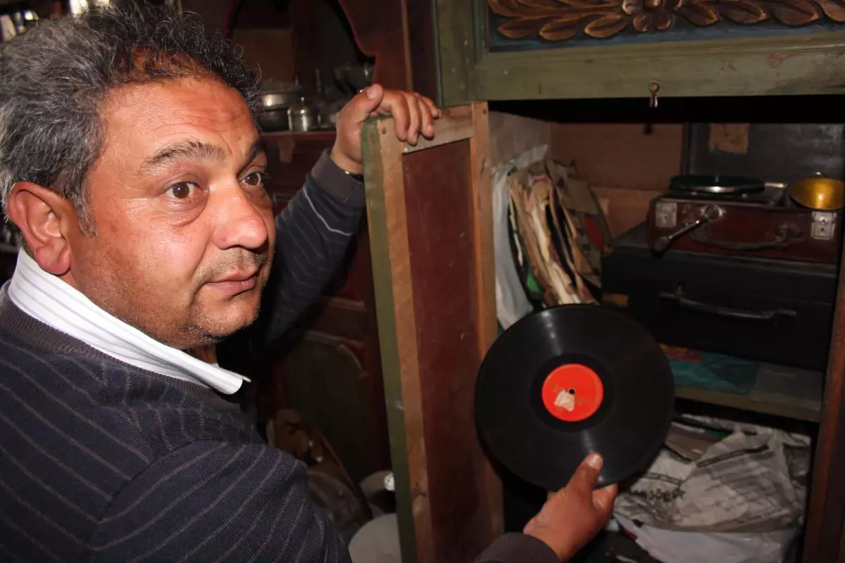 Halk Ozanı Refik Başaran\'ın, Tüm Plaklarını Saklıyor