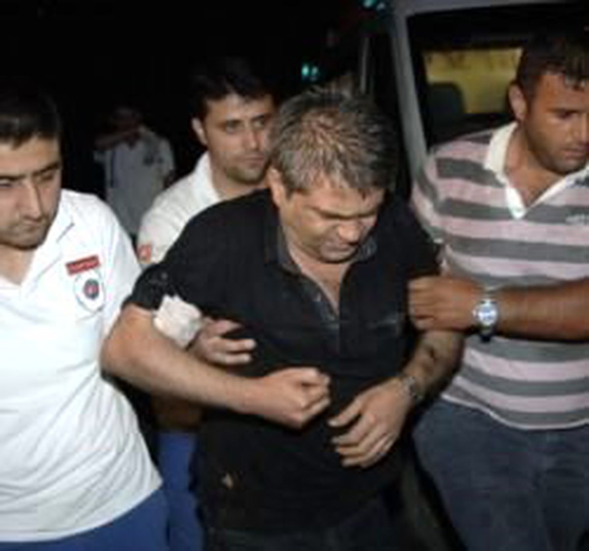 Otomobil Dereye Uçtu: 1 Ölü 4 Yaralı