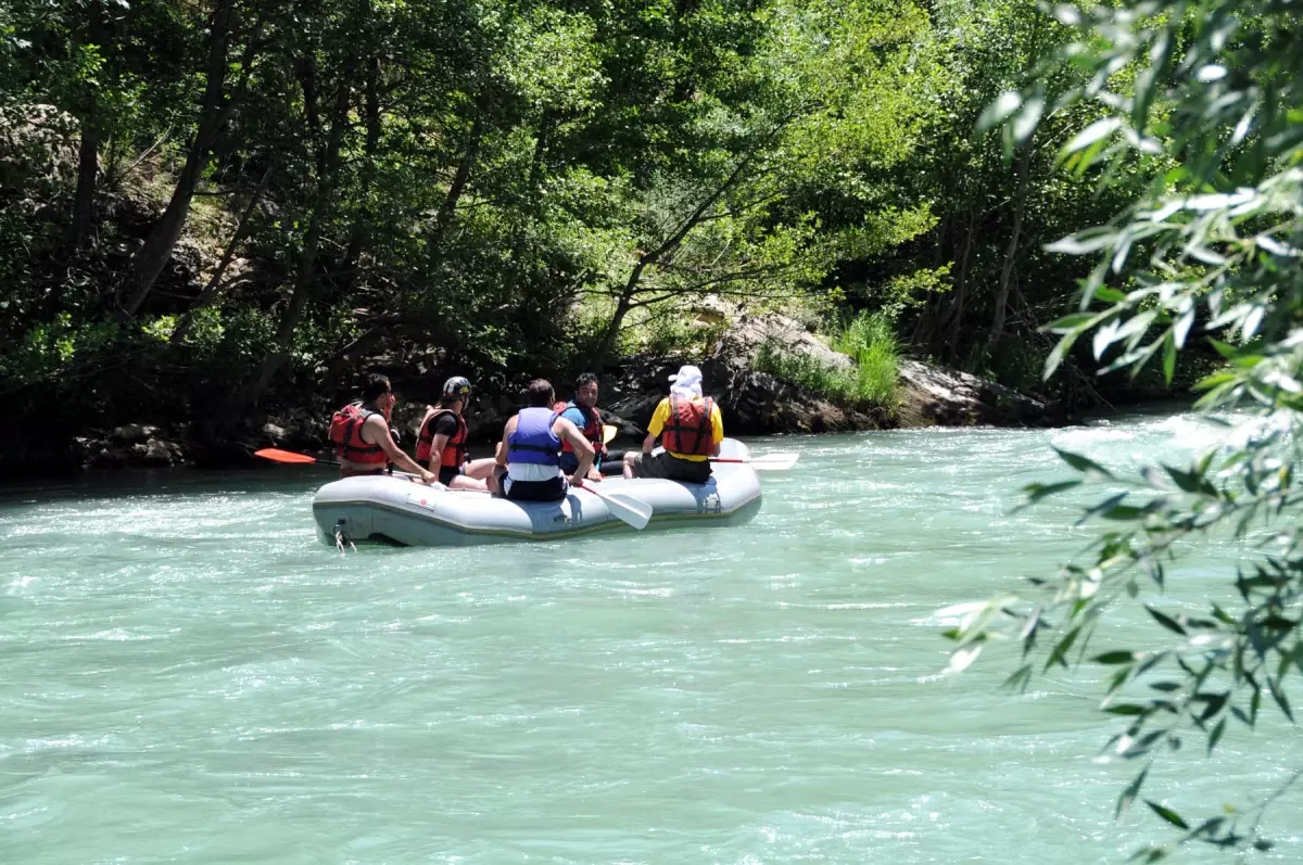 Operasyonun Ortasında Rafting Keyfi