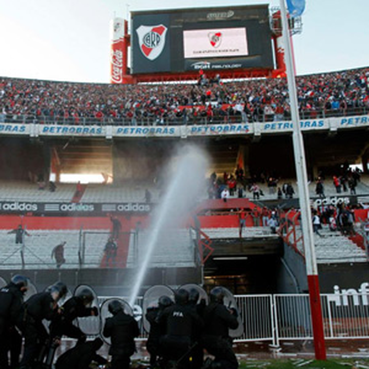 River Plate Küme Düştü: 72 Yaralı