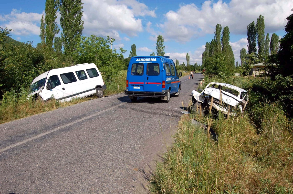 Yolcu Minibüsü ile Otomobil Çarpıştı: 1 Ölü, 10 Yaralı