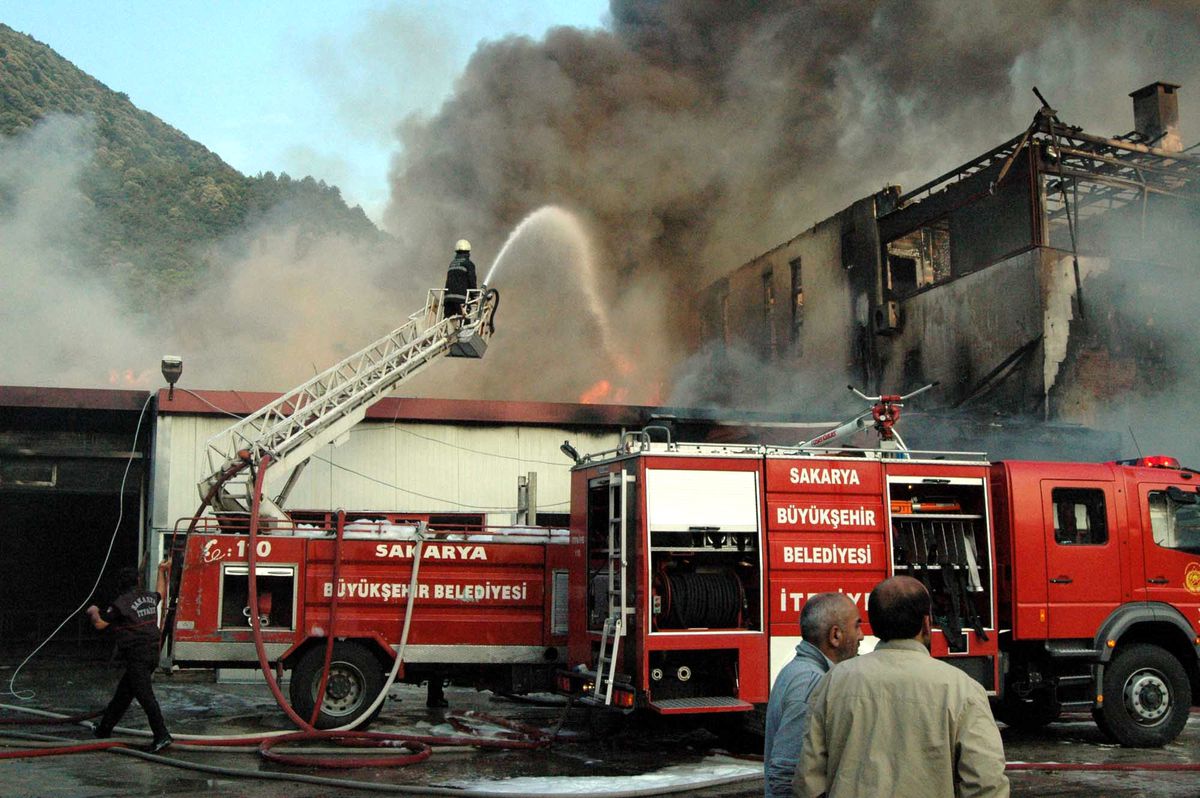 Geyve'de Tekstil Fabrikası Yandı