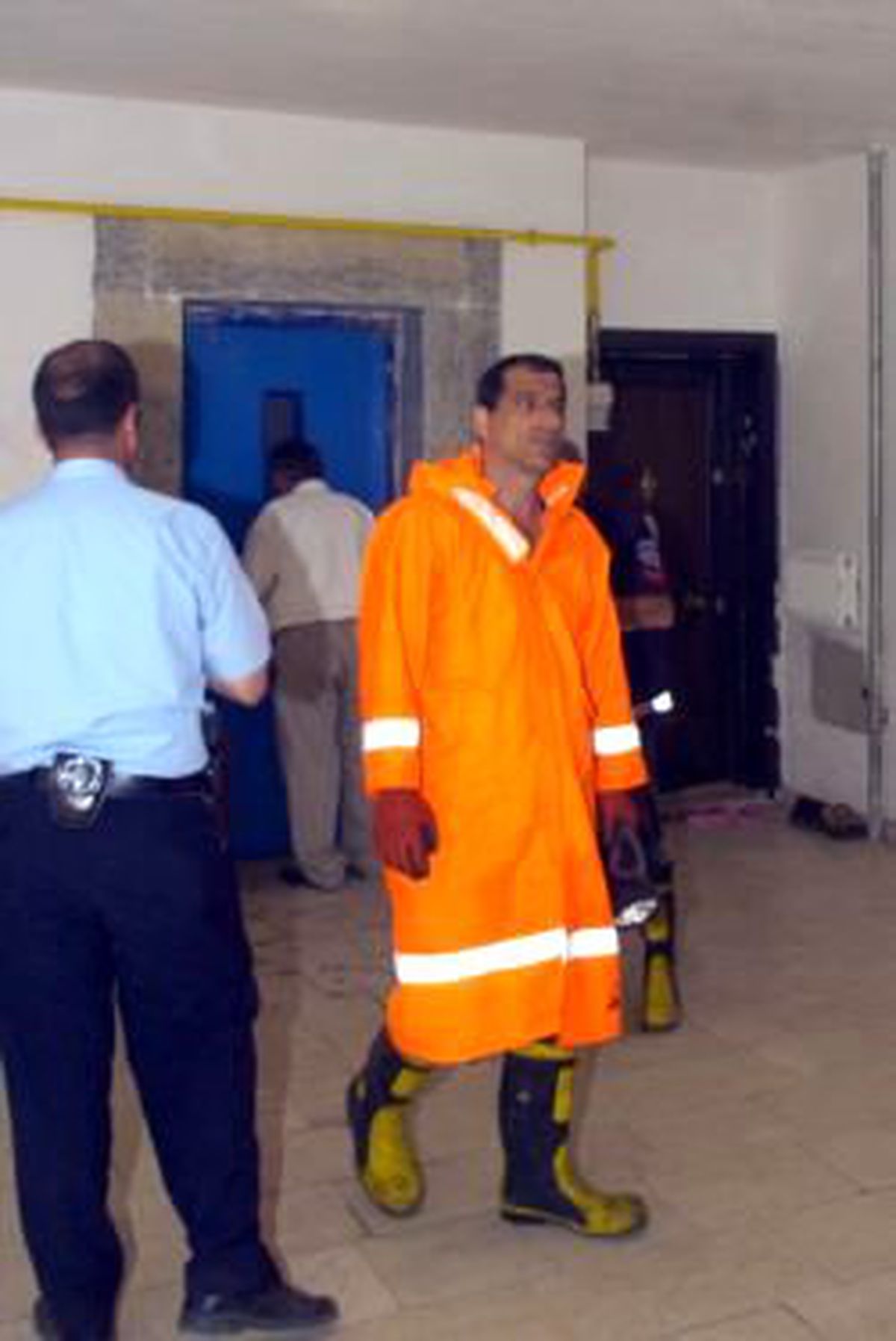 İtfaiye Ekibi ve Polis Apartmanda Yangın Aradı