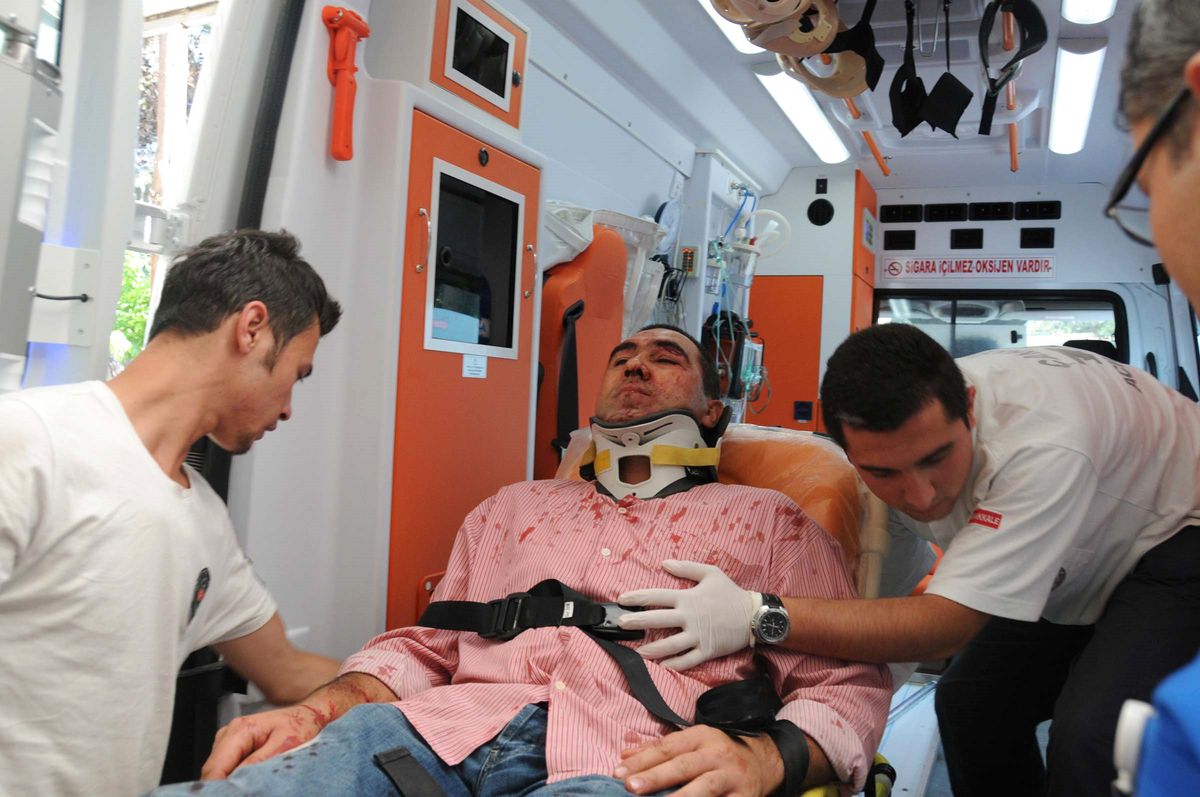 Otomobil Bariyerlere Çarptı: 5'i Çocuk, 7 Yaralı