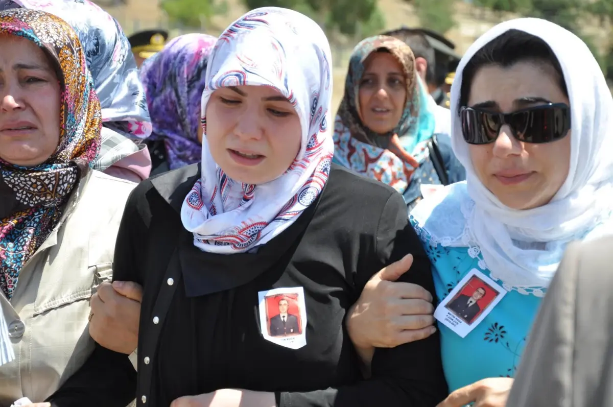 Şehit Olan Uzman Çavuş, Gözyaşları Arasında Toprağa Verildi