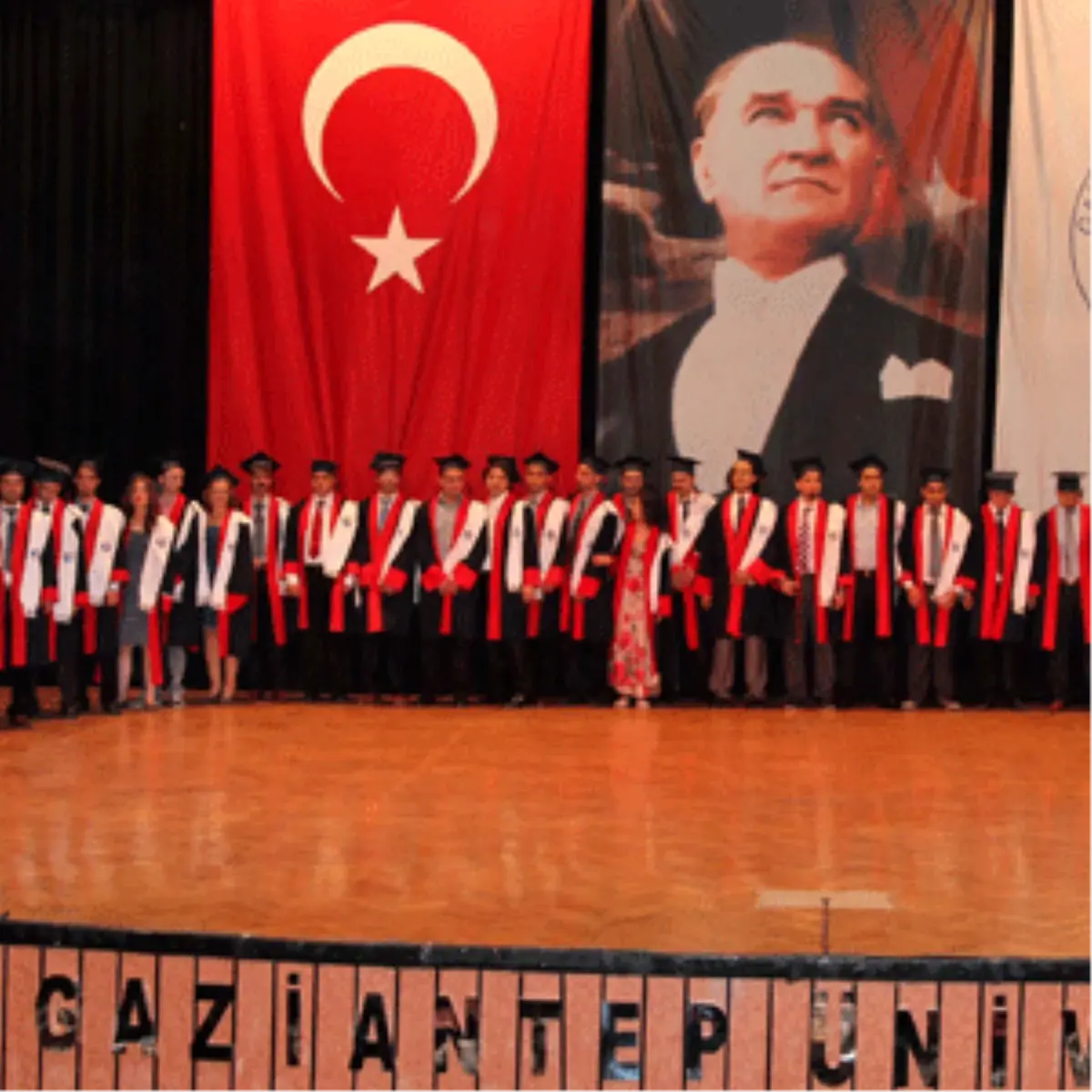 Üniversitemizde Tıp Fakültesi Mezuniyet Töreni Gerçekleştirildi
