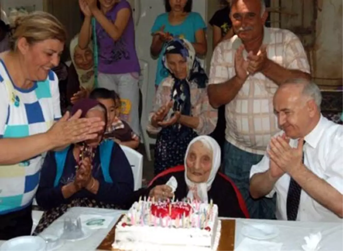 118 Yaşına Giren Ayşe Nineye Doğum Günü Partisi