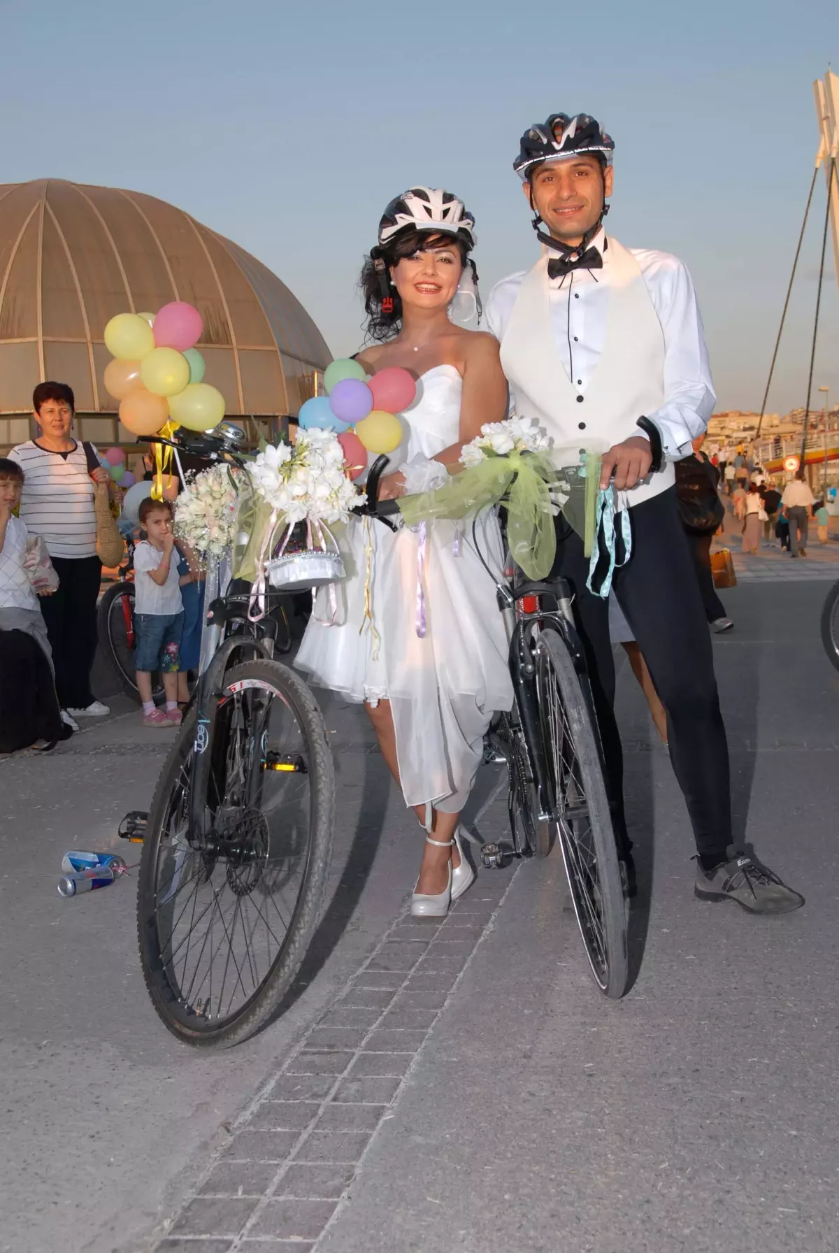 Bisiklette Tanışıp Bisiklette Evlendiler
