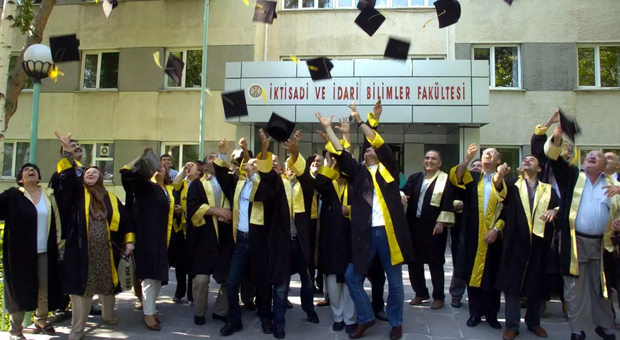 30 Yıl Sonra Cübbe Giyip Kep Fırlattılar