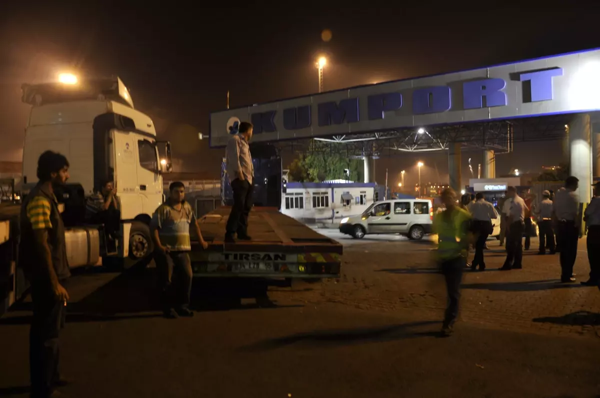 TIR Şoförleri Yol Kesip Eylem Yaptı