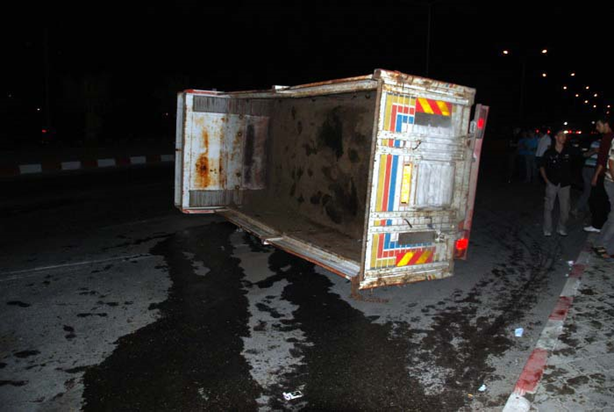 Devrilen Kamyondaki Koyunlar Süs Havuzunda Toplandı