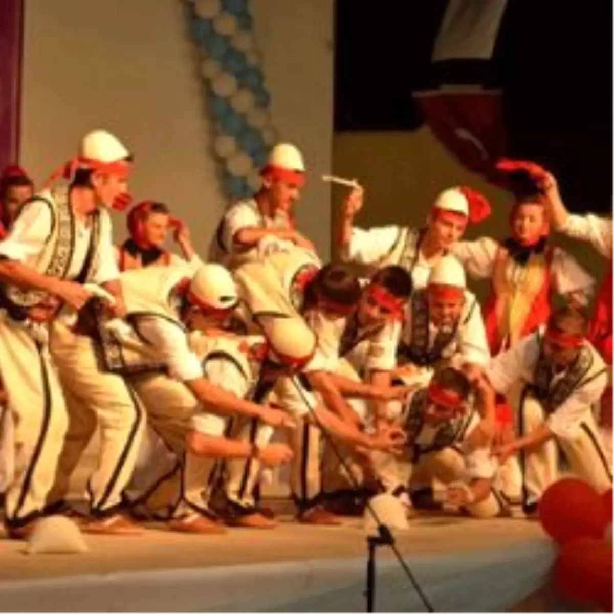 Halk Dansları Festivalinde Muhteşem Gala