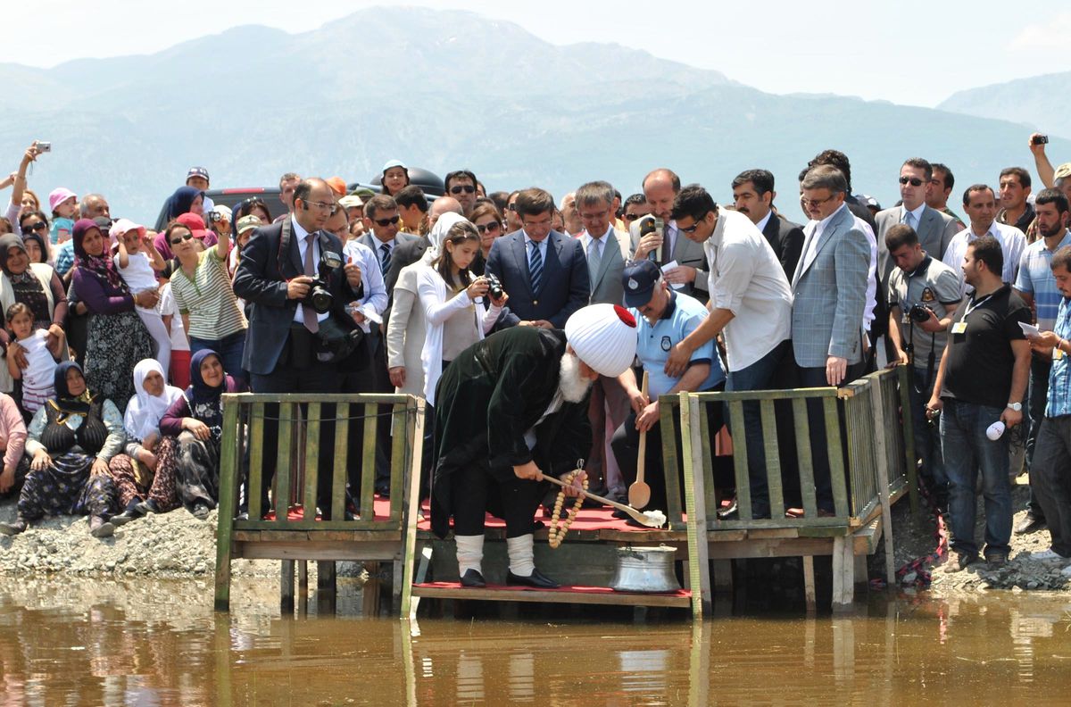 Davutoğlu, Akşehir Gölüne Maya Çaldı