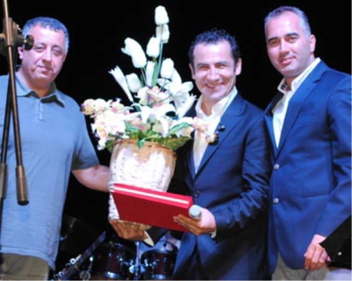 Konserde Ferhat Göçer'e Karamürsel Sepeti
