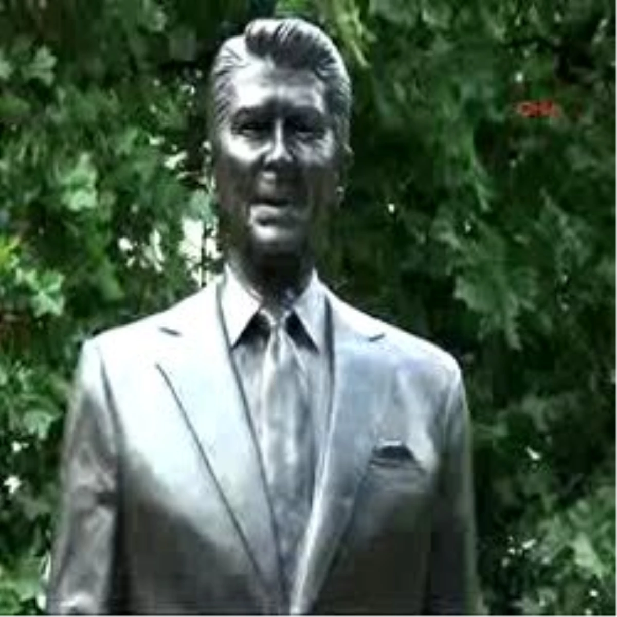 Reagan\'ın Heykeli Dikildi