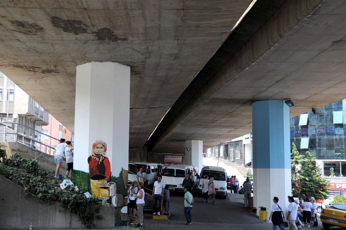 Viyadüğe Kadın Eli Değdi