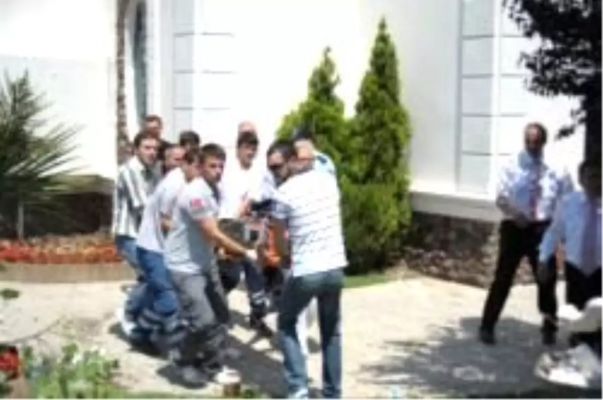 Meşrubat Yüklü Kamyon Restoranta Daldı; 1 Ölü, 4 Yaralı