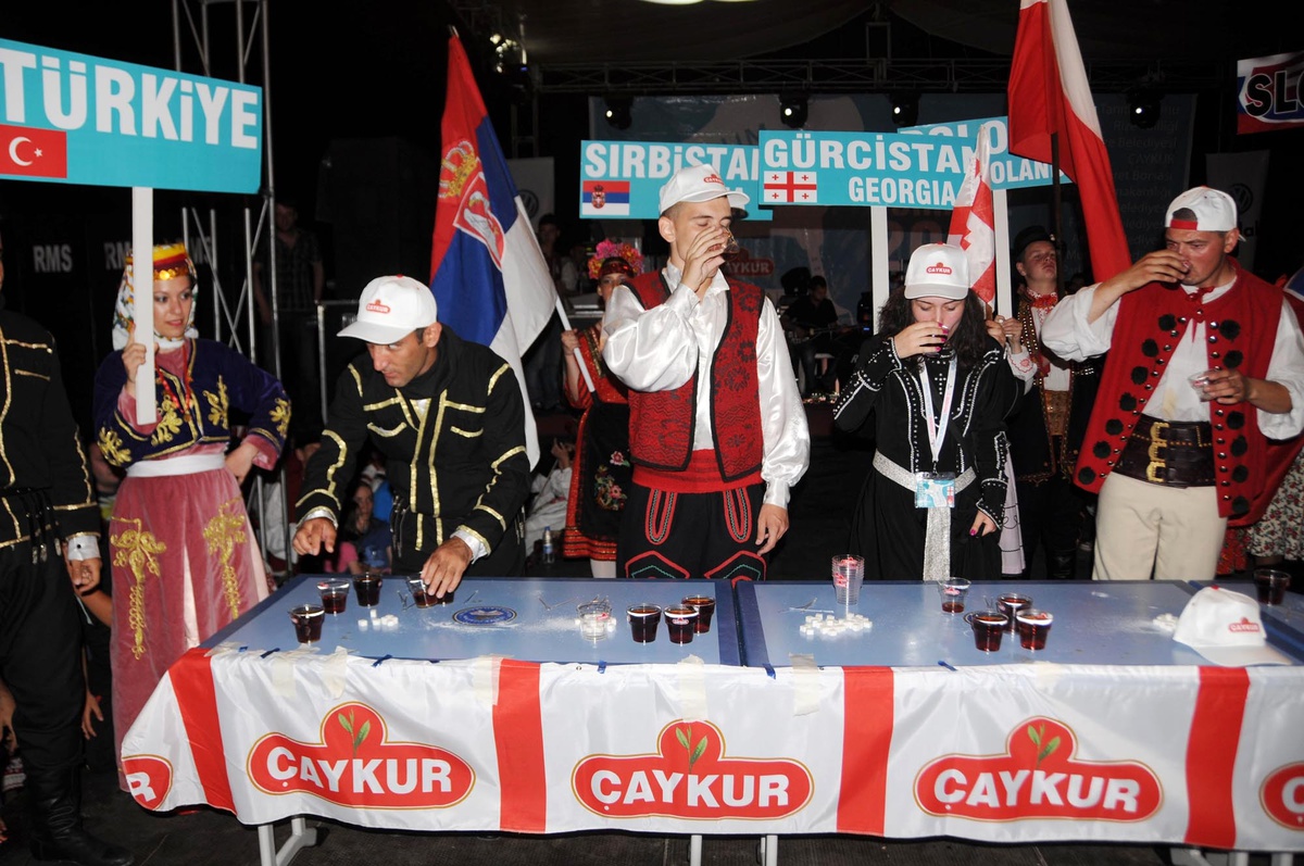'en Hızlı Çay İçme' Yarışmasının Galibi Rumen