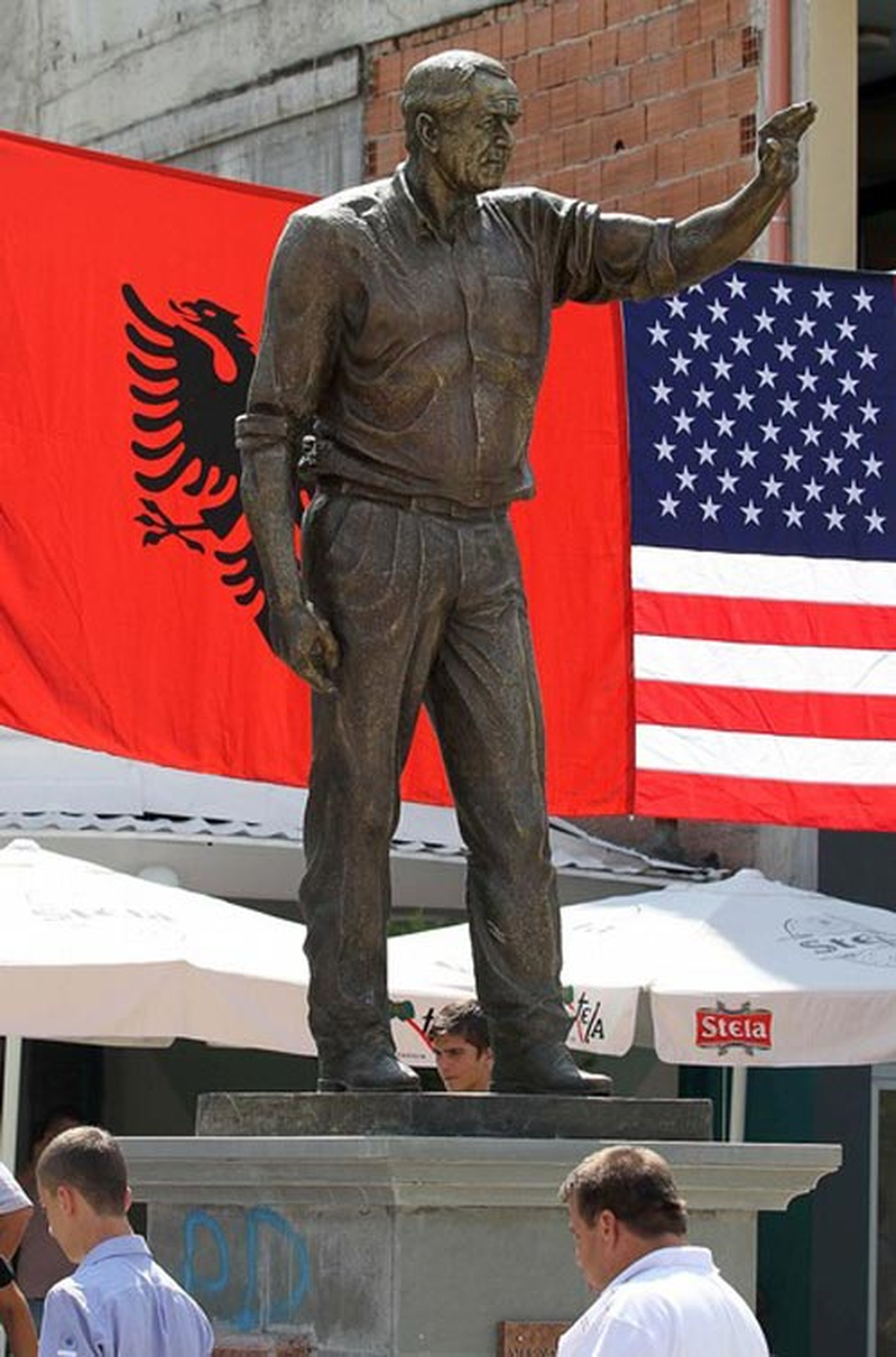 Arnavutluk'ta George Bush Heykeli