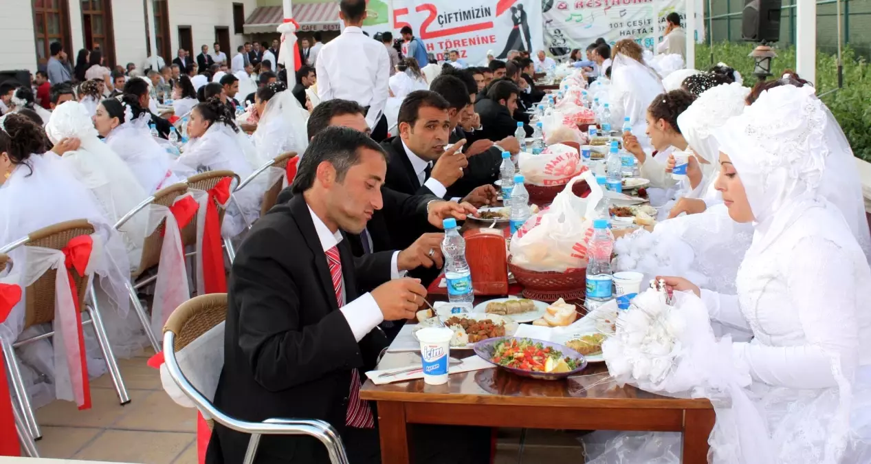 Ağrı\'da 52 Çifte Stadyumda Toplu Nikah Yapıldı
