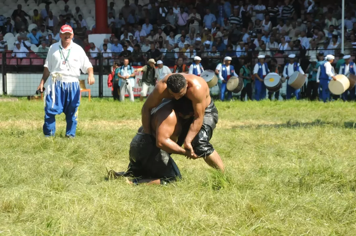 Başpehlivan Mehmet Yesılyesıl\'ın Yıkıldığı An