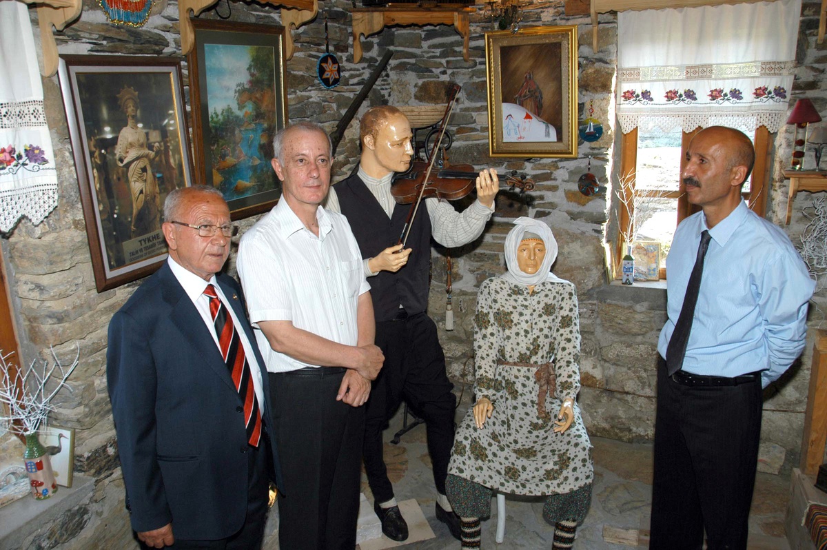 Kemancı Tahir'in Heykeli Dikildi