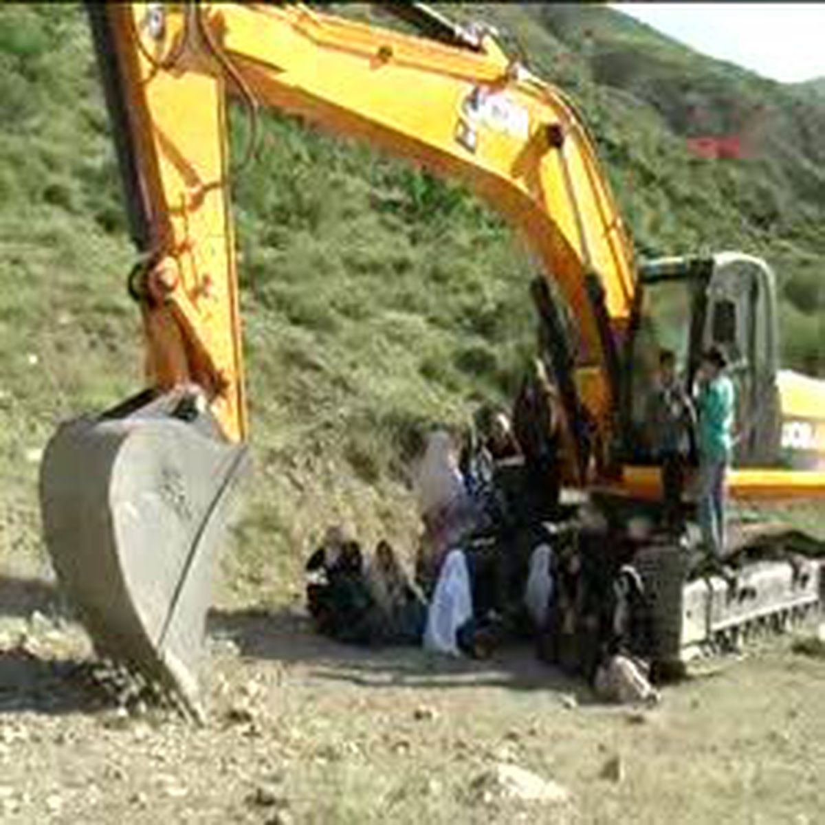 Nineler Torunlarıyla 'hes Eylemi' Yaptı