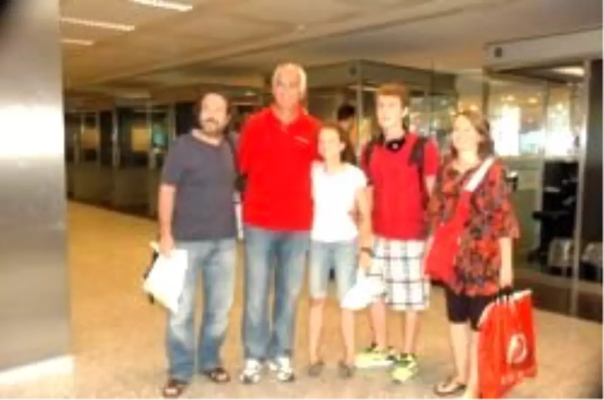 Altın Madalyalı Ediz Yıldırımer Yurda Döndü