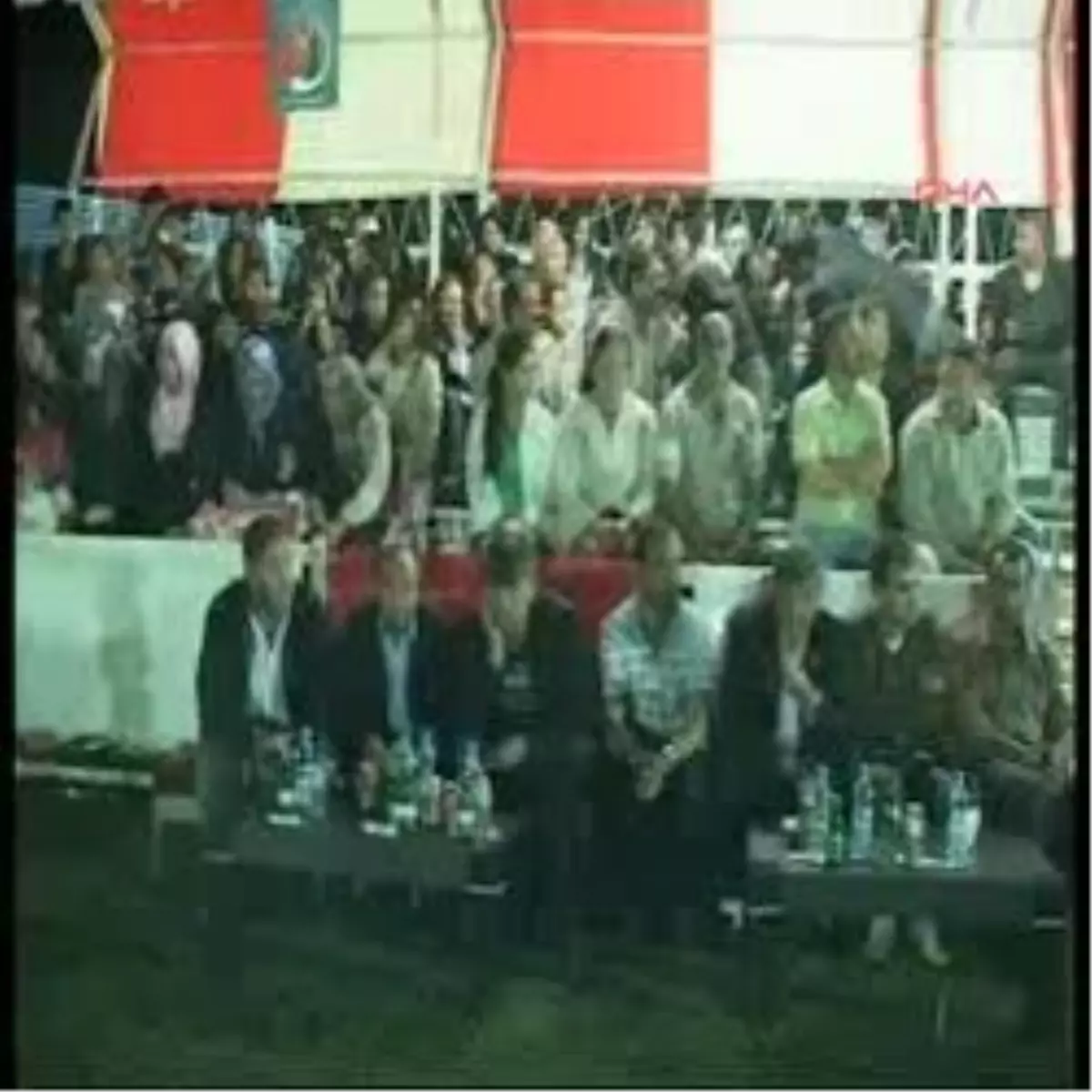 Ankaralı Yasemin\'e Sahnede Çiçek Yerine Çelenk Verdiler