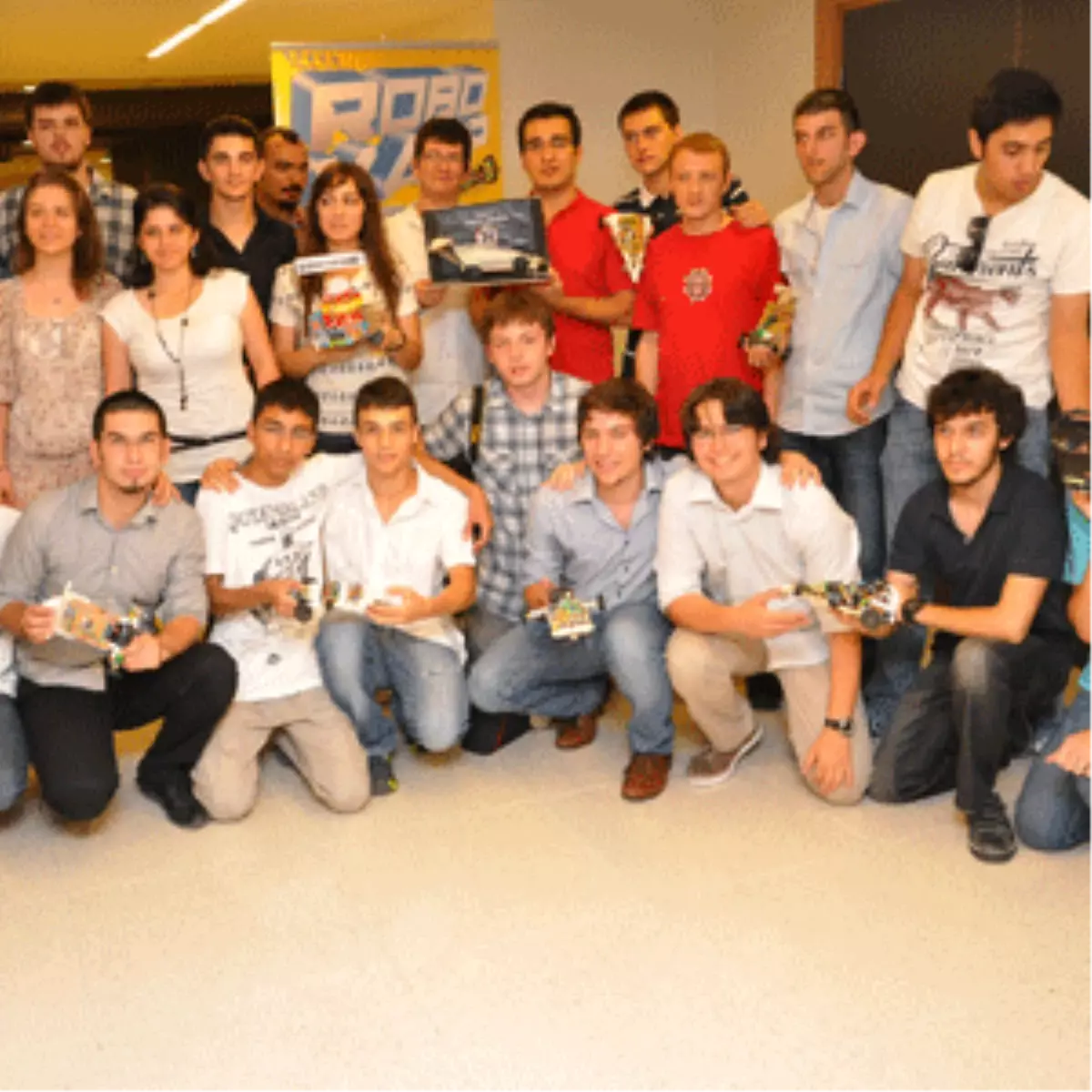 Lise Öğrencileri İki Haftada Robot Yaptı