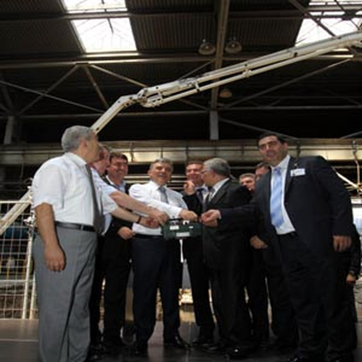 Gül, Türklerin Çalıştırdığı Alcomet Fabrikası'nı Gezdi
