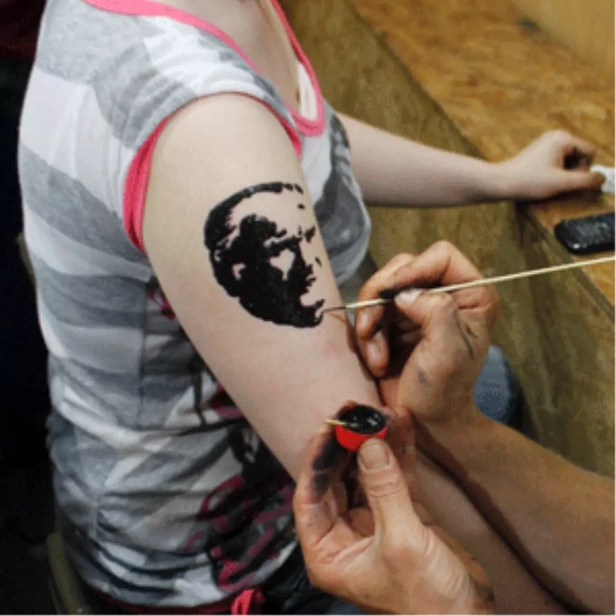 Karasu İlçesi’nde Geçici Dövme; Büyük İlgi Görüyor