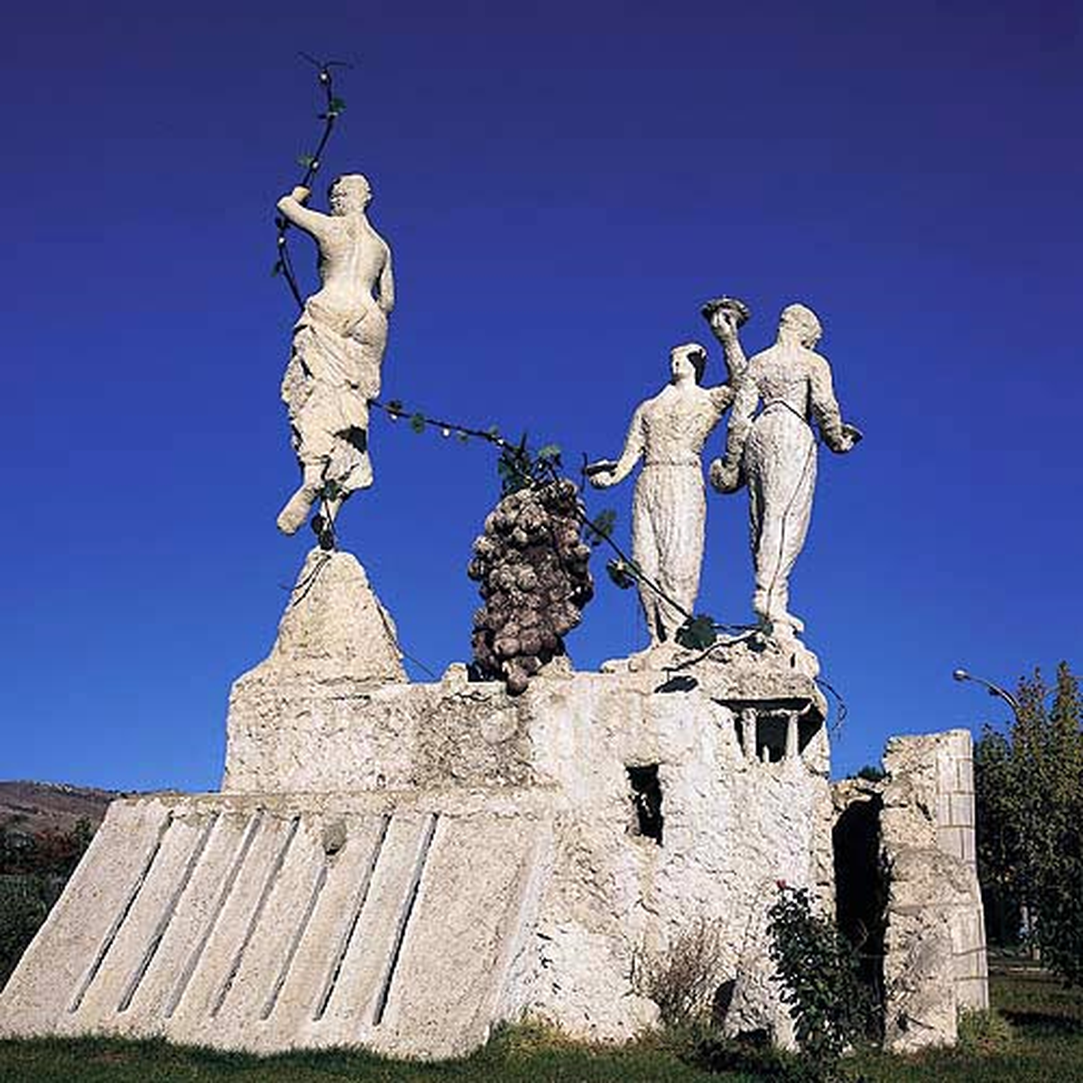 Elazığ'da Çayda Çıra Heykeli'nin Yıkılmasına Protesto