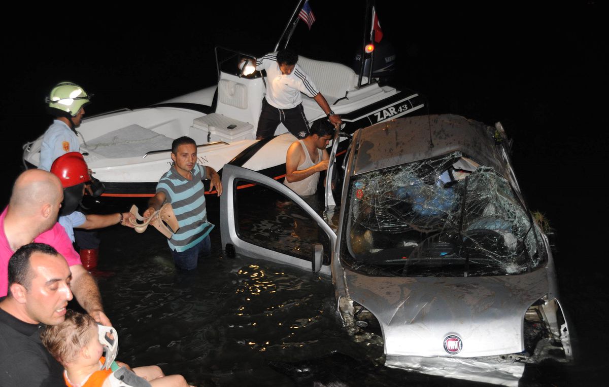 50 Metreden Denize Uçan Aileyi 'aşıklar Tepesi'ndeki Gençler Kurtardı