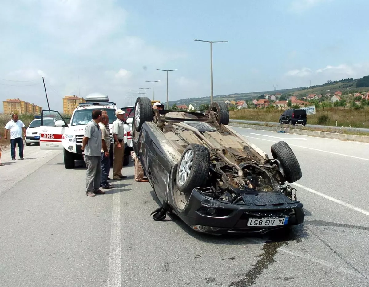 Otomobil Aydınlatma Direğine Çarptı: 3 Yaralı