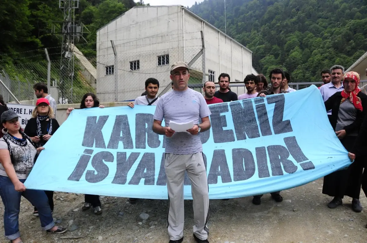 Senoz Vadisi'ndeki HES Önünde Protesto Eylemi