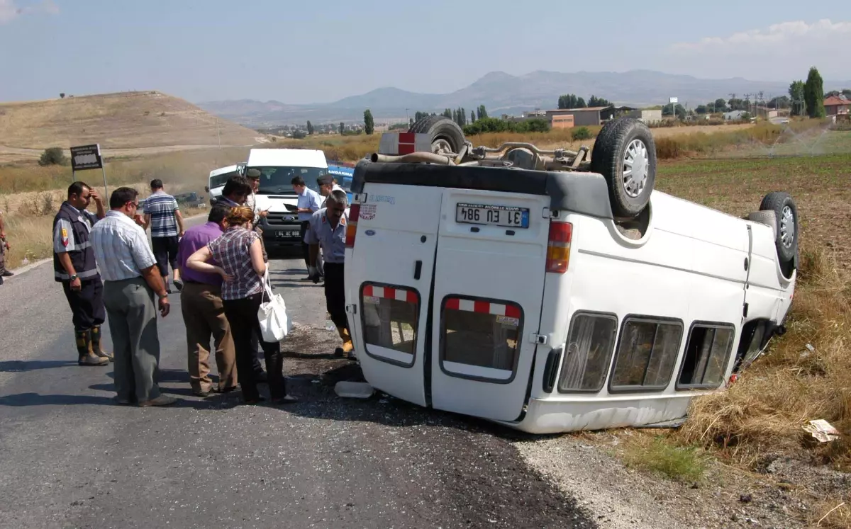 İşçileri Taşıyan Minibüs Devrildi