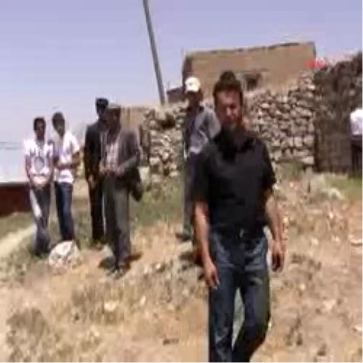 Van'da Şarbon Can Aldı, 4 Kişi de Hastanede