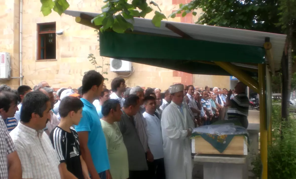 Bıçaklanarak Öldürülen Liseli Gamze, Toprağa Verildi