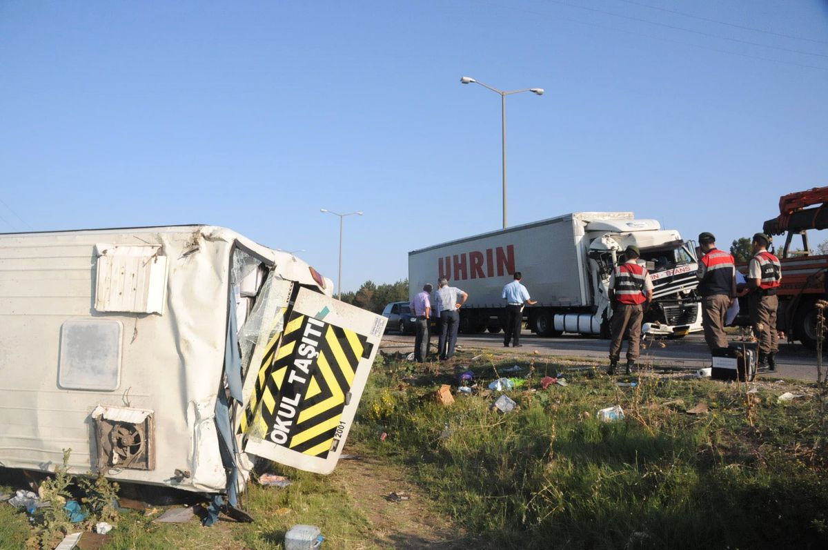 Tır, Servis Minibüsüne Çarptı: 11 Yaralı
