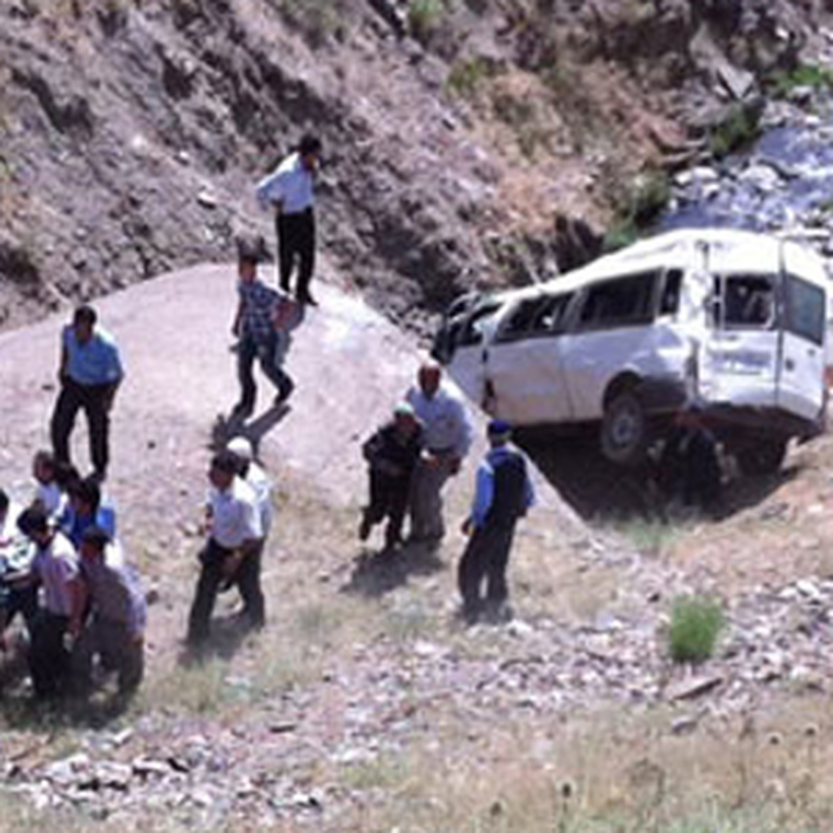 Minibüs Şarampole Yuvarlandı: 3 Ölü