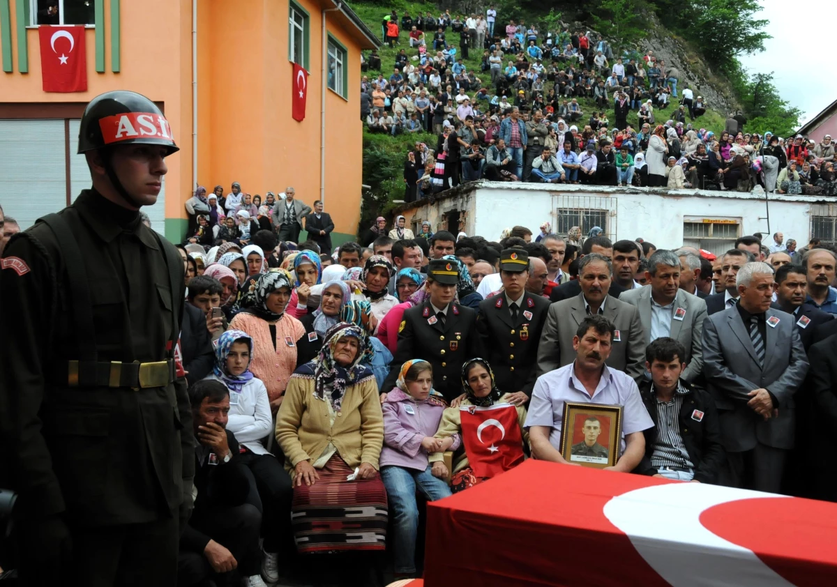 Şehit Jandarma Komando Çavuş Eker Toprağa Verildi